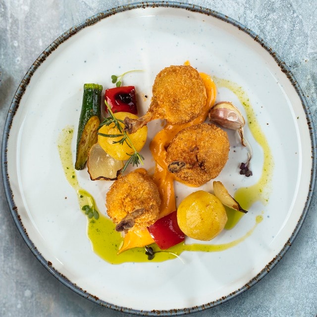 Skrzydełka z kurczaka / ziemniaczki pieczone / warzywa / sos Sriracha